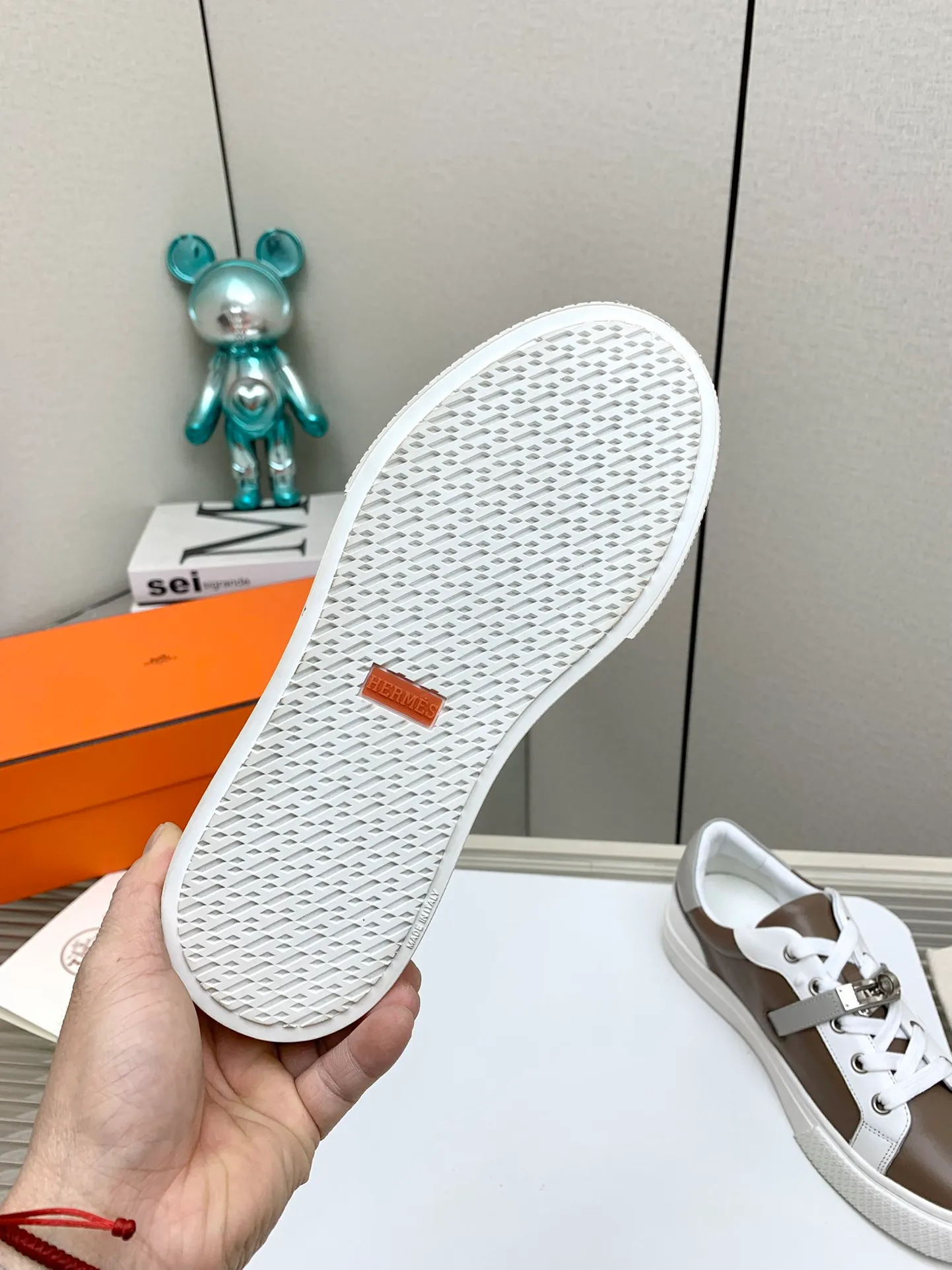 👟👟Ex-factory price 660👟👟 Men's style ➕10 (high version) Hermes classic couple model #𝐊𝐞𝐥𝐥𝐲 buckle casual white skate shoes, which will not conflict with shoes at all. Full of unknowns, Hermès rarely produces flat casual shoes and they are paired with classic palladium-plated Kelly shoe buckles! You'll fall in love with it at first sight. It's super versatile and can be worn with any skirt or pants. 🉑️Looking in with your eyes closed, it looks super noble. Fabric: Specific cowhide/canvas material. Lining: Sheepskin lining. Outsole: Original molded TPU outsole. Size: 35-45.